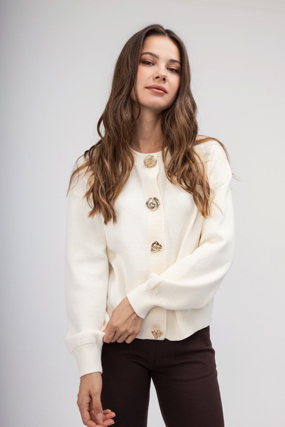 Ζακέτα-Πουλόβερ εκρού με χρυσά κουμπιά