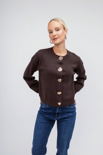 Ζακέτα-Πουλόβερ καφέ με χρυσά κουμπιά - 