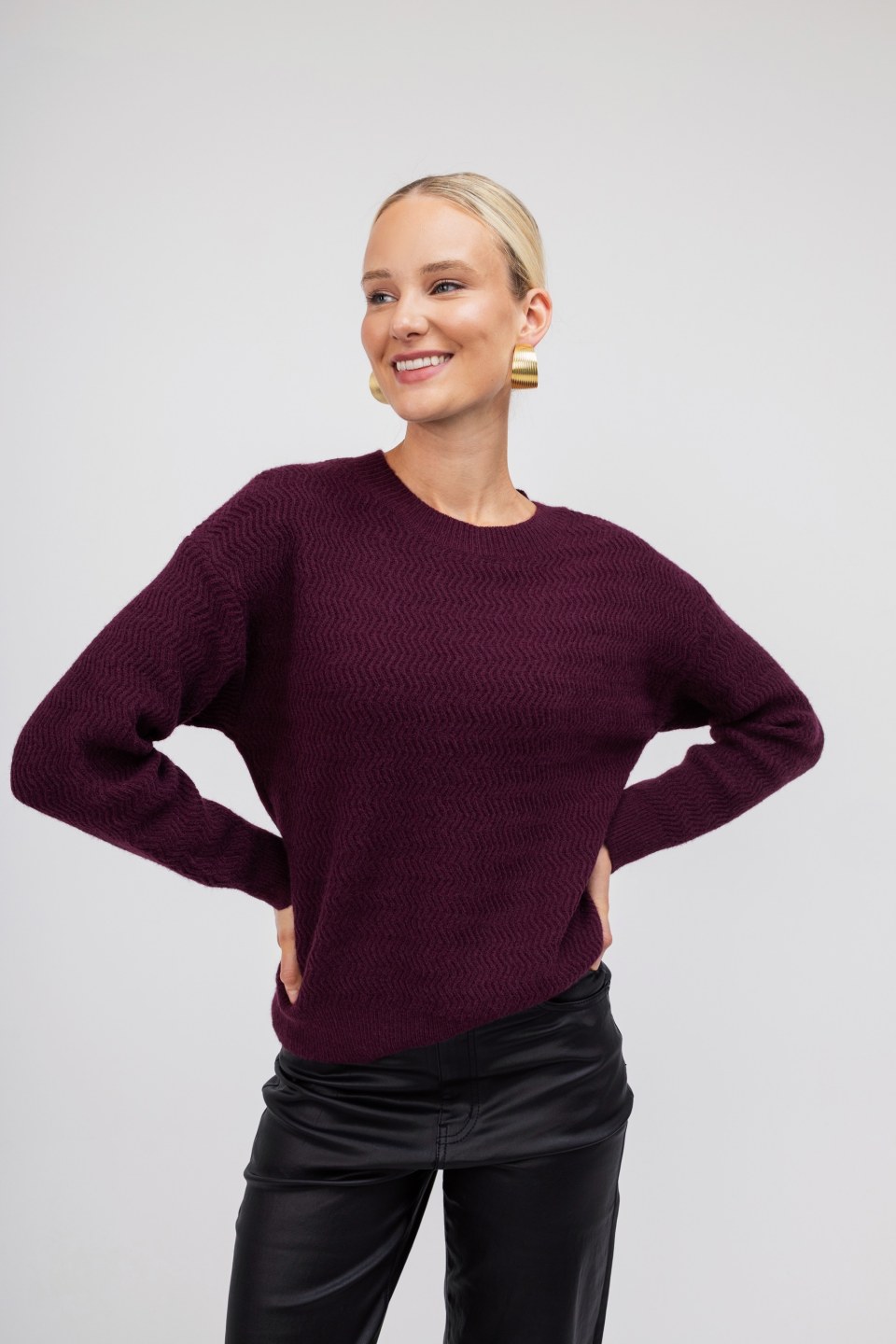 Πουλόβερ μπορντώ με χρυσά διακοσμητικά σχέδια