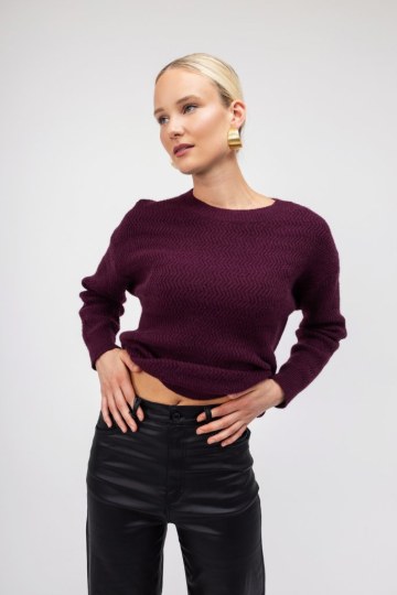 Πουλόβερ μπορντώ με χρυσά διακοσμητικά σχέδια - 