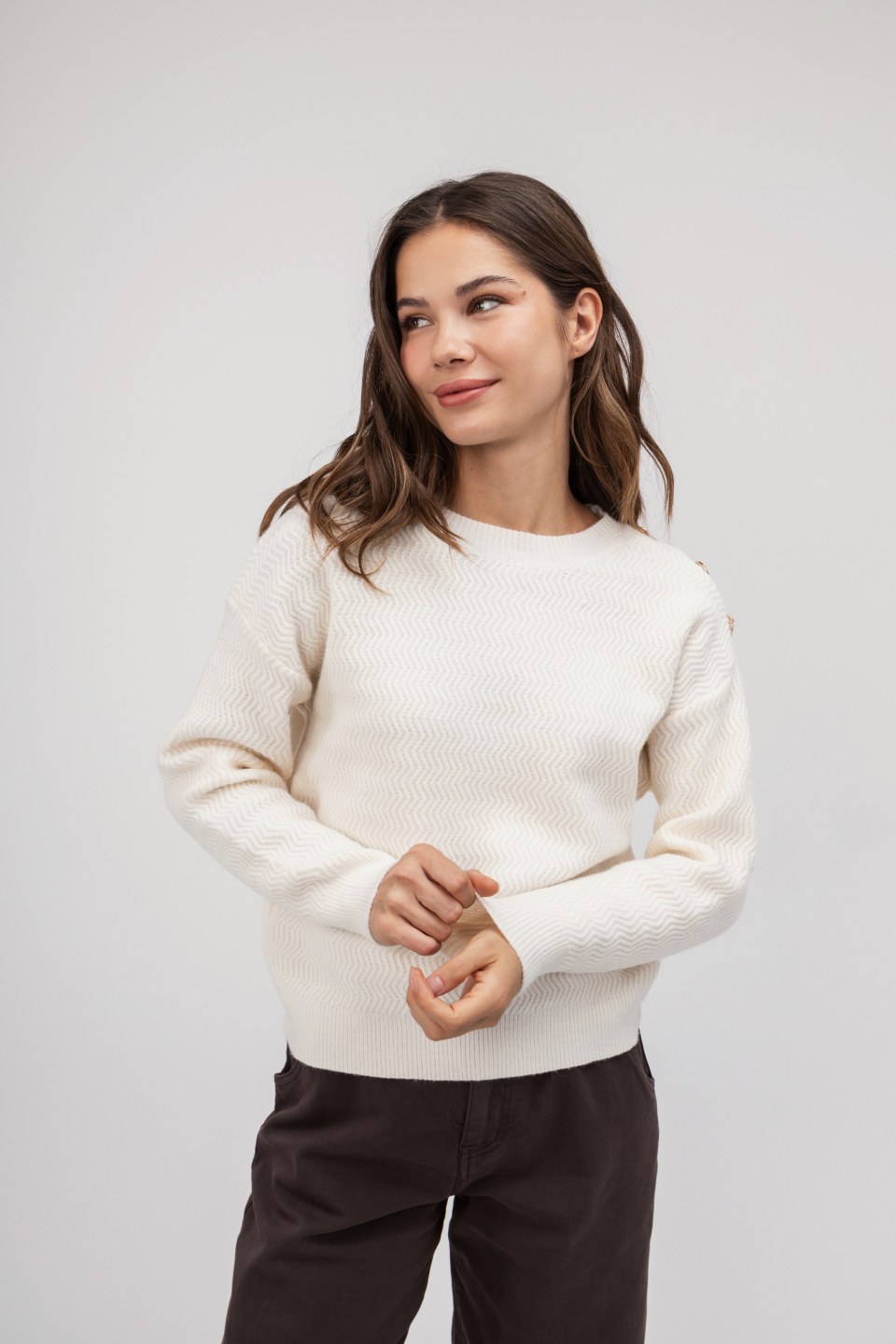 Πουλόβερ εκρού με χρυσά διακοσμητικά σχέδια