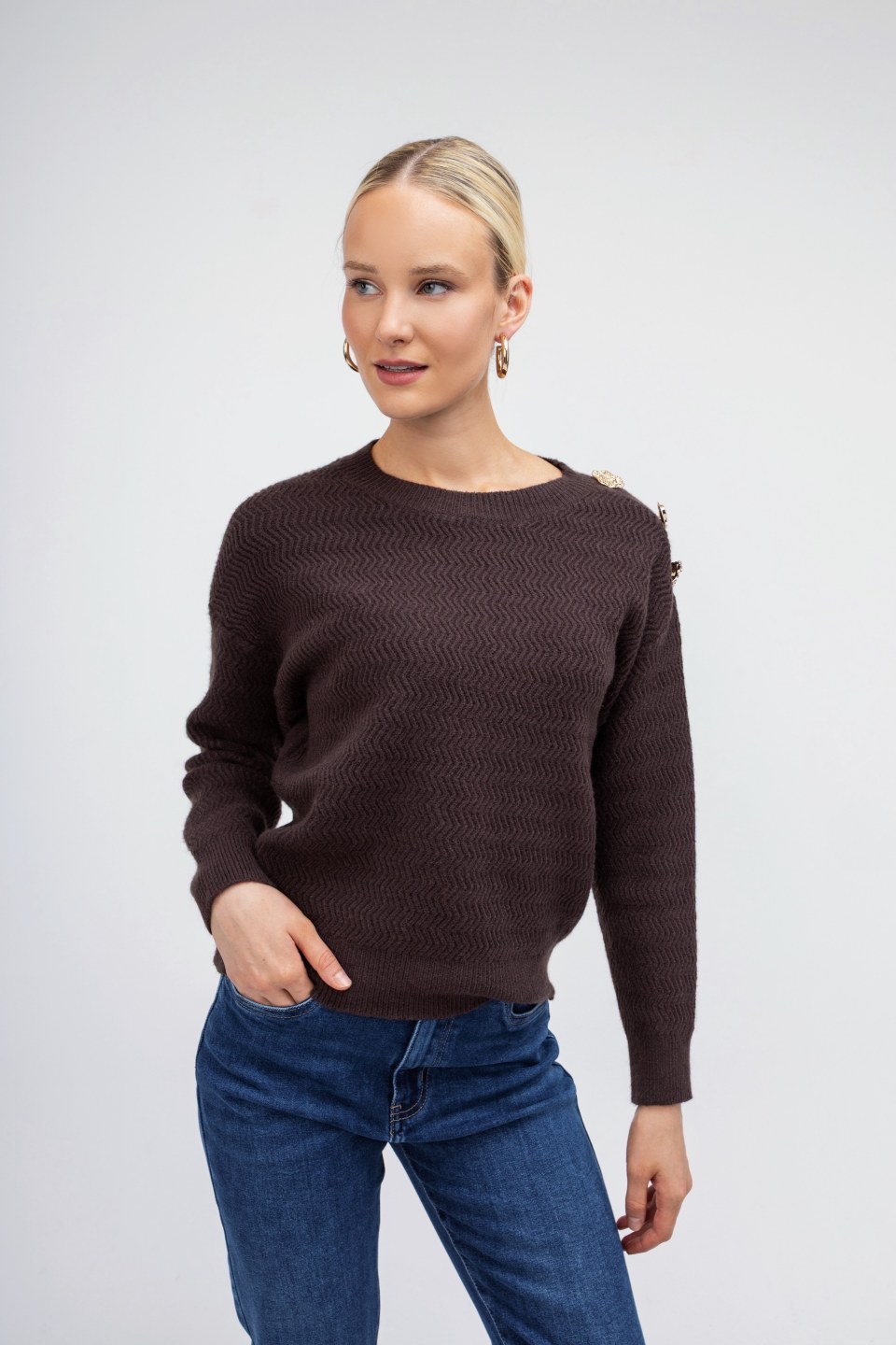 Πουλόβερ καφέ με χρυσά διακοσμητικά σχέδια