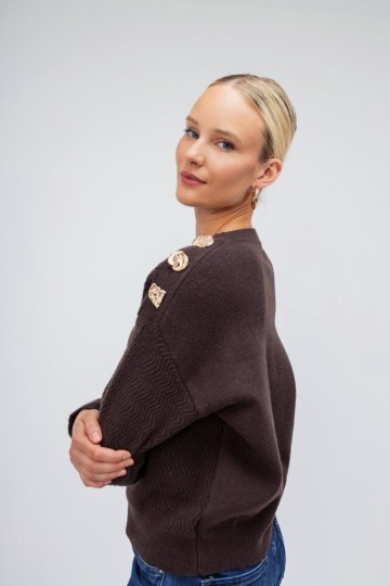 Πουλόβερ καφέ με χρυσά διακοσμητικά σχέδια - 