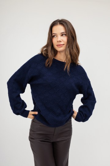 Πουλόβερ μπλε με ανάγλυφο σχέδιο