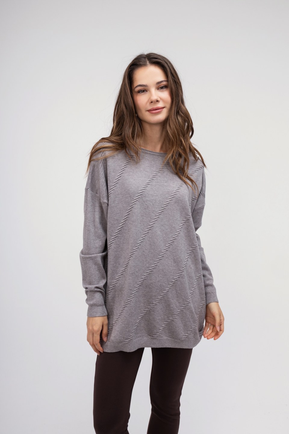 Πουλόβερ γκρι μονόχρωμο με ιδιαίτερο σχέδιο