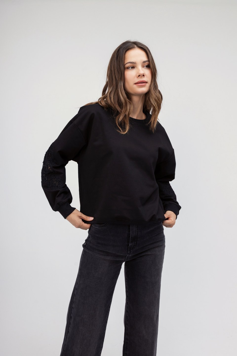 Πουλόβερ- Φούτερ μαύρο με κεντητό σχέδιο