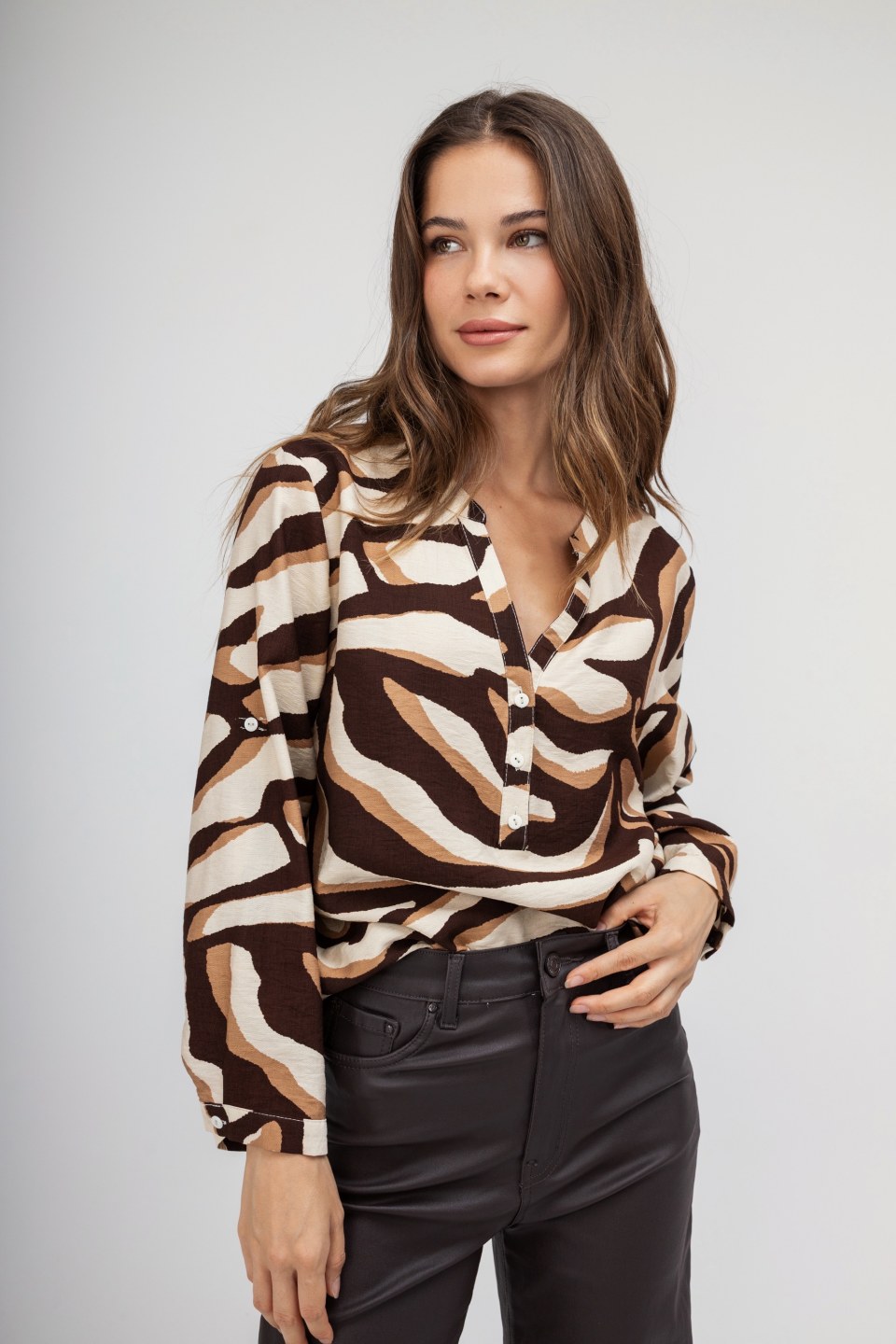 Πουκάμισο μπεζ με καφέ εμπριμέ σχέδια