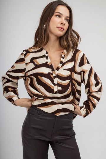 Πουκάμισο μπεζ με καφέ εμπριμέ σχέδια - 