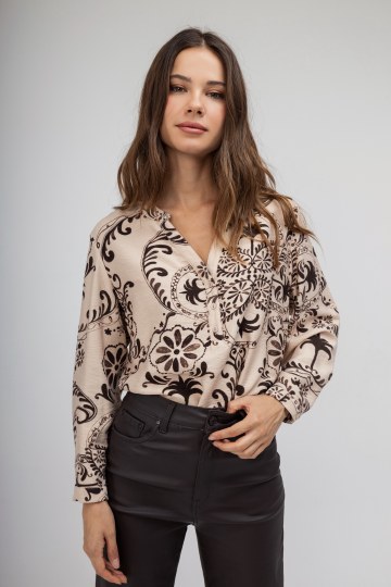 Πουκάμισο μπεζ με σχέδια από λαχούρια και λουλούδια