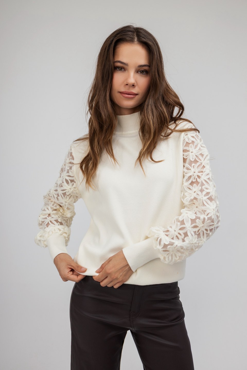 Μπλούζα ζιβάγκο λευκή με διαφανή μανίκια και λουλούδια