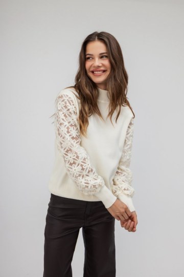 Μπλούζα ζιβάγκο λευκή με διαφανή μανίκια και λουλούδια - 