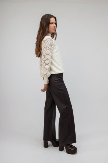 Μπλούζα ζιβάγκο λευκή με διαφανή μανίκια και λουλούδια - 