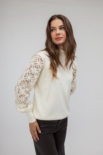 Μπλούζα ζιβάγκο λευκή με διαφανή μανίκια και λουλούδια - 