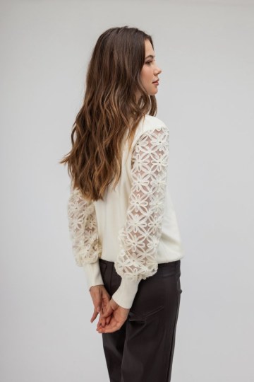 Μπλούζα ζιβάγκο λευκή με διαφανή μανίκια και λουλούδια - 