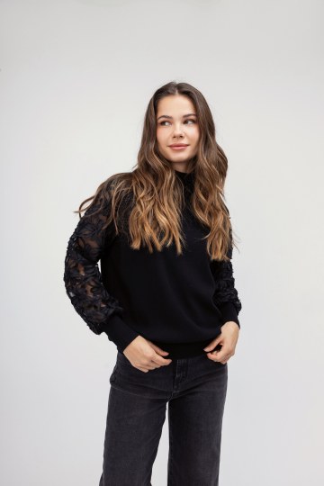 Μπλούζα ζιβάγκο μαύρη με διαφανή μανίκια και λουλούδια