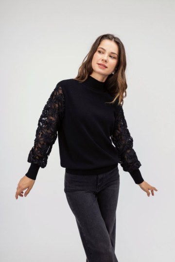 Μπλούζα ζιβάγκο μαύρη με διαφανή μανίκια και λουλούδια - 