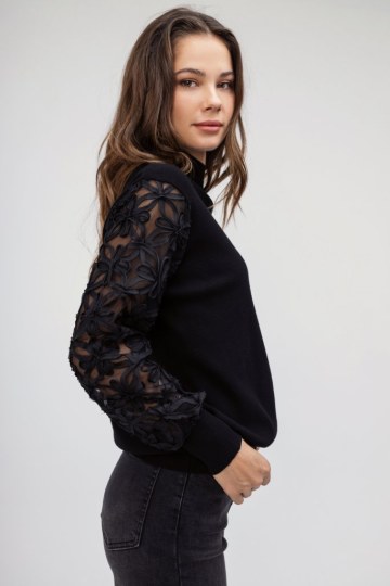 Μπλούζα ζιβάγκο μαύρη με διαφανή μανίκια και λουλούδια - 
