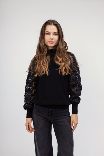 Μπλούζα ζιβάγκο μαύρη με διαφανή μανίκια και λουλούδια - 