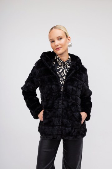 Πανωφόρι κοντό μαύρο με γιακά από οικολογική γούνα  - 