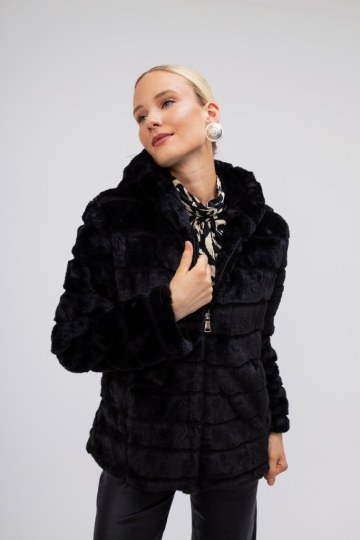 Πανωφόρι κοντό μαύρο με γιακά από οικολογική γούνα  - 