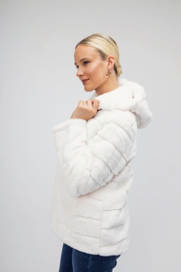 Πανωφόρι κοντό λευκό με γιακά από οικολογική γούνα  - 