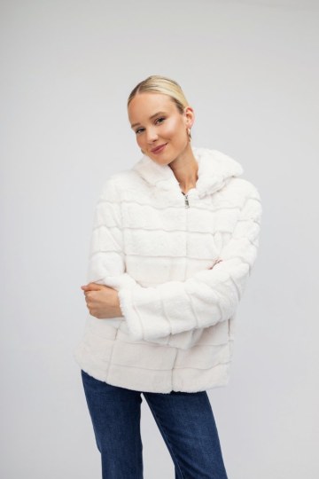 Πανωφόρι κοντό λευκό με γιακά από οικολογική γούνα  - 