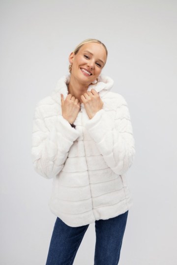 Πανωφόρι κοντό λευκό με γιακά από οικολογική γούνα  - 