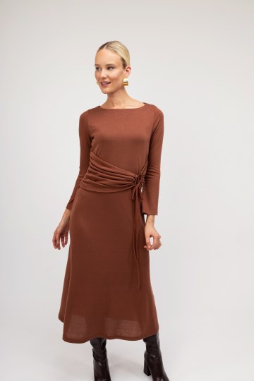 Φόρεμα εκάι με σούρα και κορδόνι