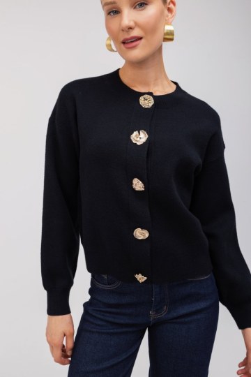 Ζακέτα-Πουλόβερ μαύρη με χρυσά κουμπιά - 