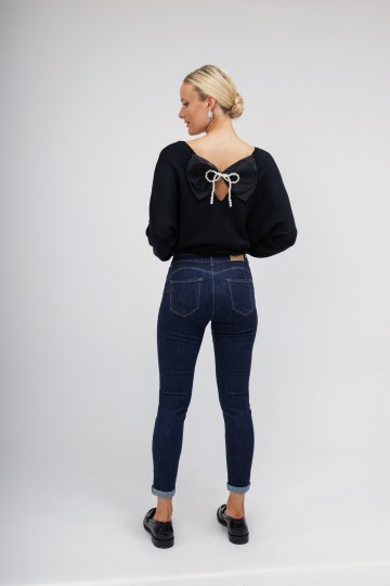 Πουλόβερ- Μπλούζα μαύρη με φίογκο στο πίσω μέρος - 