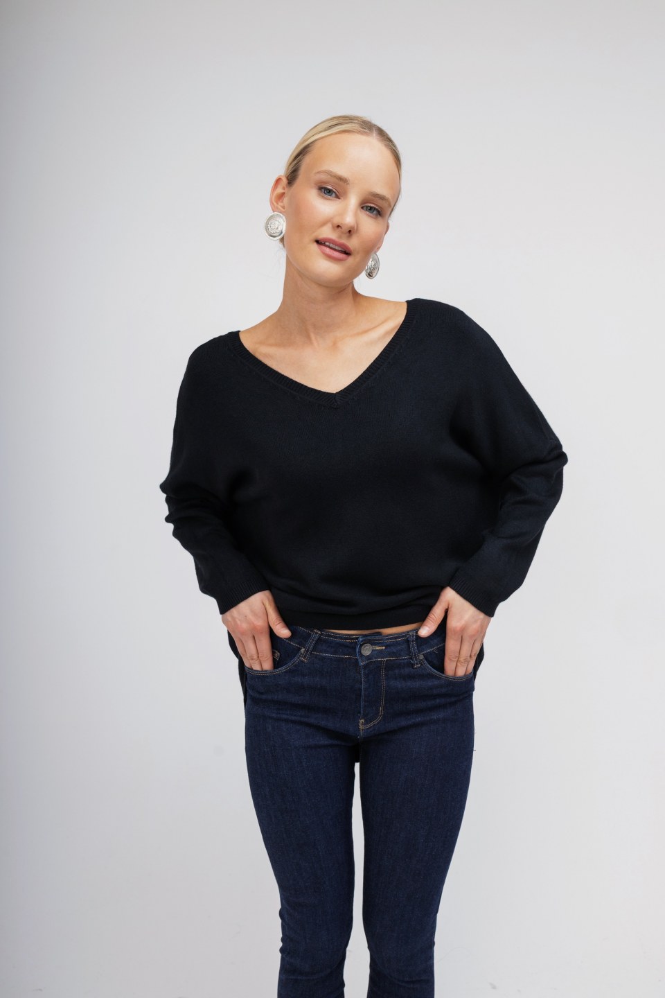 Πουλόβερ- Μπλούζα μαύρη με φίογκο στο πίσω μέρος