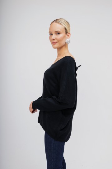Πουλόβερ- Μπλούζα μαύρη με φίογκο στο πίσω μέρος - 