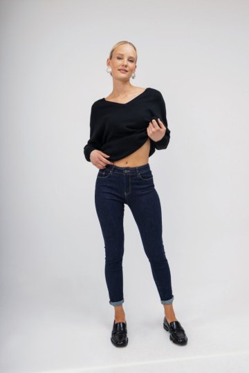 Πουλόβερ- Μπλούζα μαύρη με φίογκο στο πίσω μέρος - 