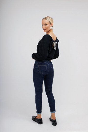 Πουλόβερ- Μπλούζα μαύρη με φίογκο στο πίσω μέρος - 