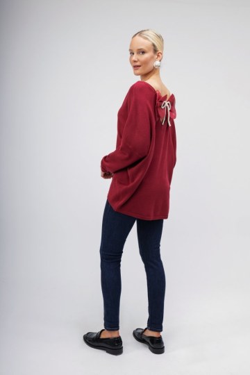 Πουλόβερ- Μπλούζα μπορντό με φίογκο στο πίσω μέρος - 