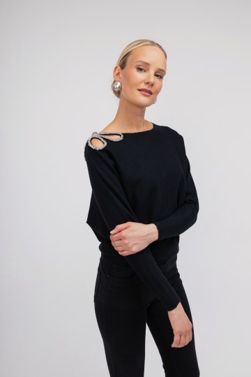  Πουλόβερ μαύρο με σχέδιο από strass στον ώμο