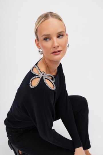  Πουλόβερ μαύρο με σχέδιο από strass στον ώμο - 