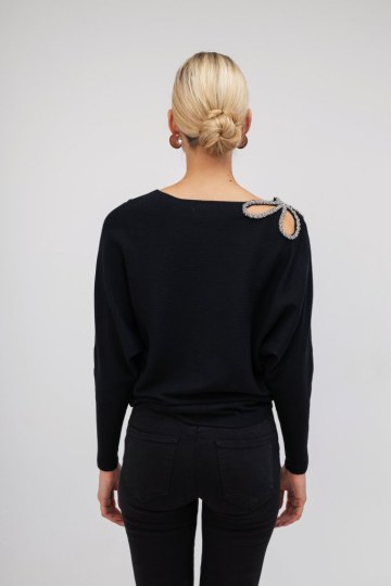 Πουλόβερ μαύρο με σχέδιο από strass στον ώμο - 