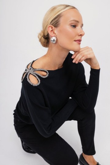  Πουλόβερ μαύρο με σχέδιο από strass στον ώμο - 
