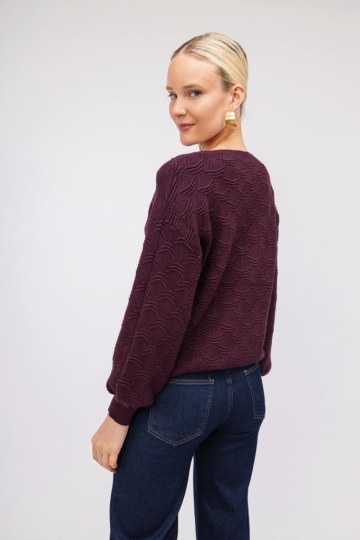  Πουλόβερ μπορντώ με ανάγλυφο σχέδιο - 