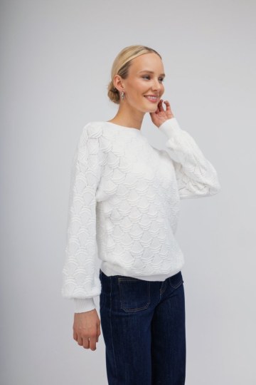 Πουλόβερ λευκό με ανάγλυφο σχέδιο - 
