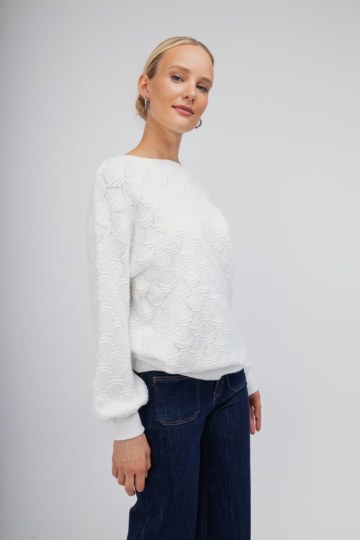Πουλόβερ λευκό με ανάγλυφο σχέδιο - 