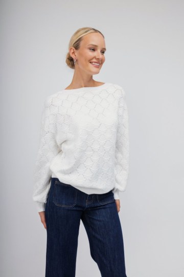 Πουλόβερ λευκό με ανάγλυφο σχέδιο - 