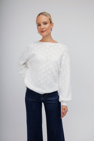 Πουλόβερ λευκό με ανάγλυφο σχέδιο - 