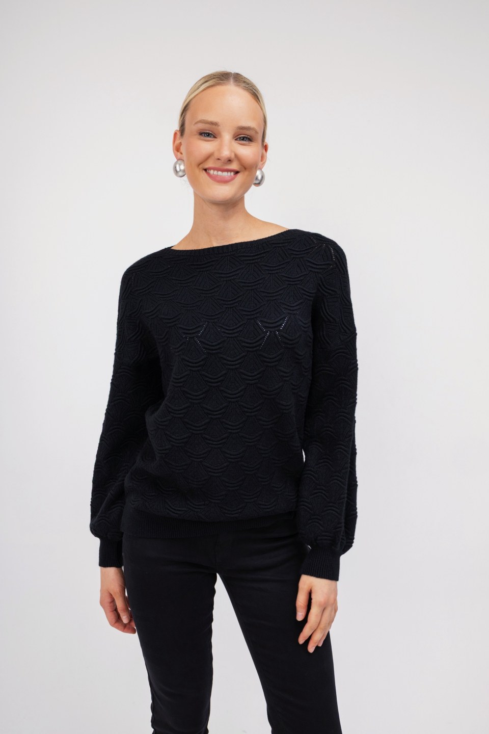 Πουλόβερ μαύρο με ανάγλυφο σχέδιο