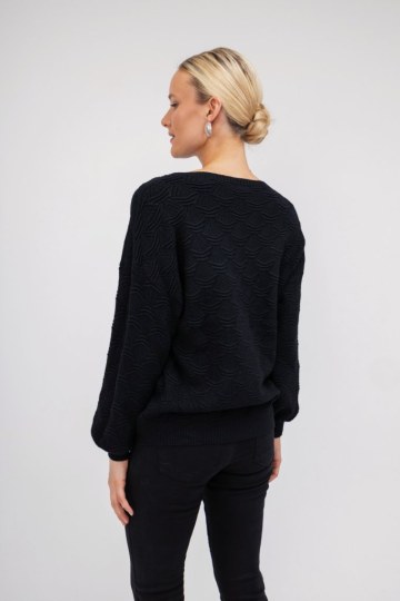 Πουλόβερ μαύρο με ανάγλυφο σχέδιο - 