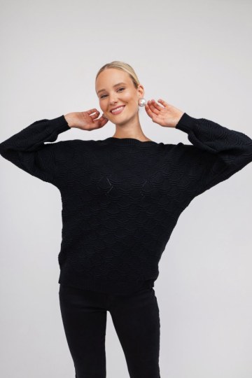 Πουλόβερ μαύρο με ανάγλυφο σχέδιο - 