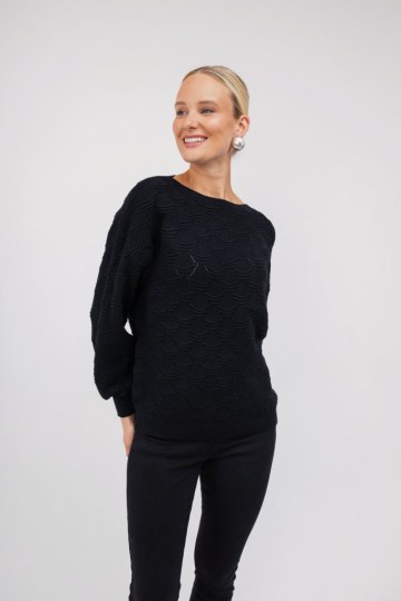 Πουλόβερ μαύρο με ανάγλυφο σχέδιο - 