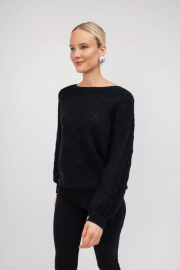 Πουλόβερ μαύρο με ανάγλυφο σχέδιο - 