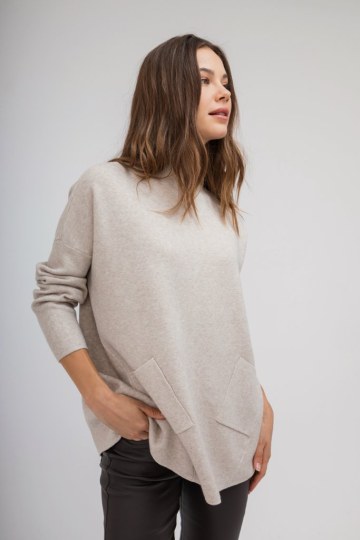 Πουλόβερ μπεζ με τσέπες - 